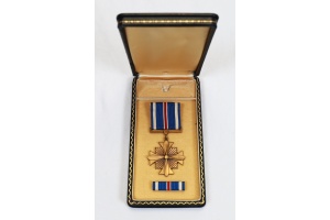 WW2 CASED DISTINGUISHED FLYING CROSS